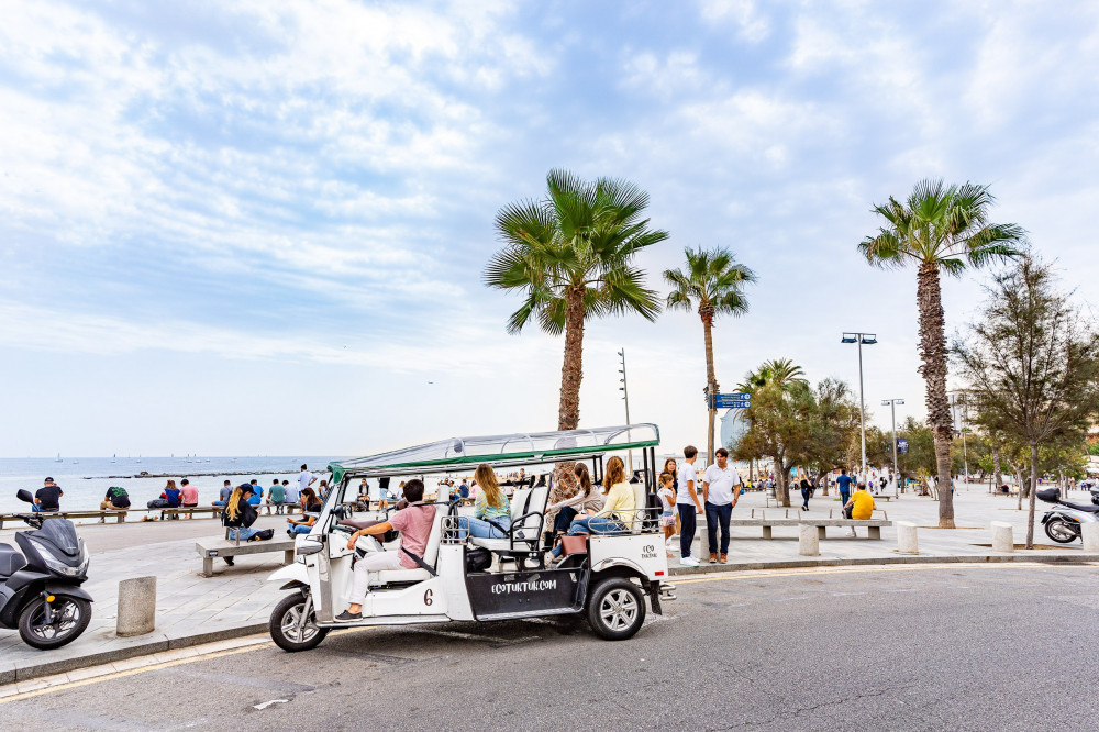 Barcelona Expert Plus Tour in Private Eco Tuk Tuk