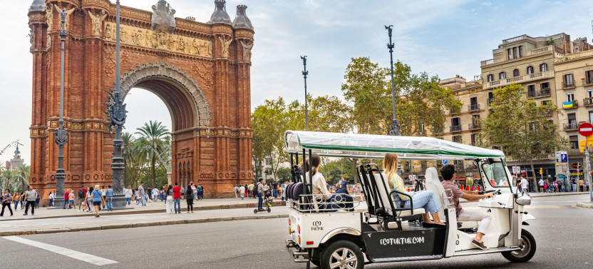 Barcelona Expert Plus Tour in Private Eco Tuk Tuk
