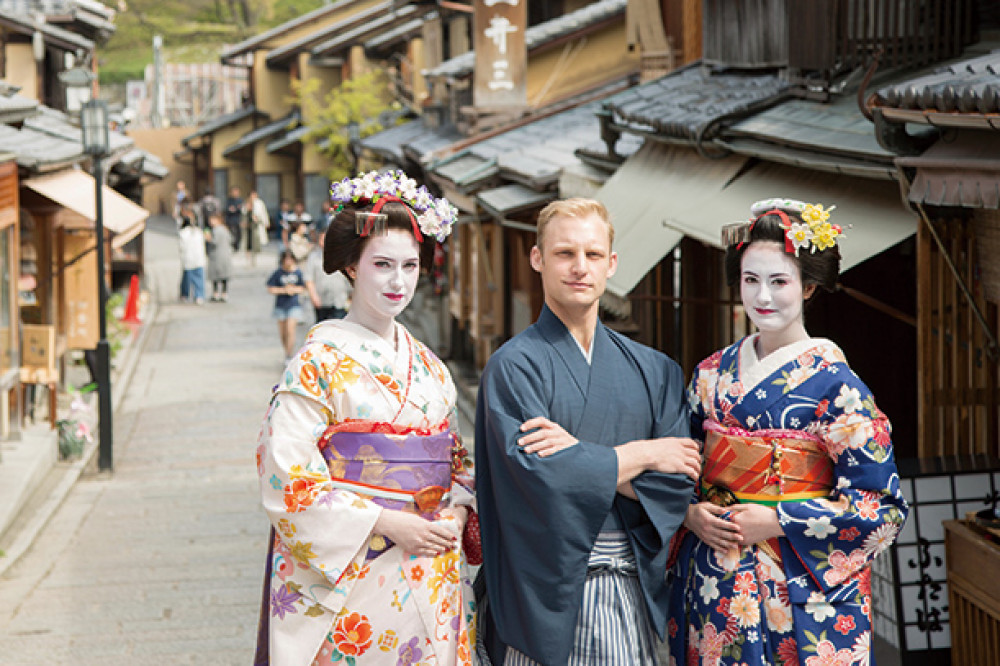 Geisha Experience and Kimono Dressing at Kiyomizu Temple Street