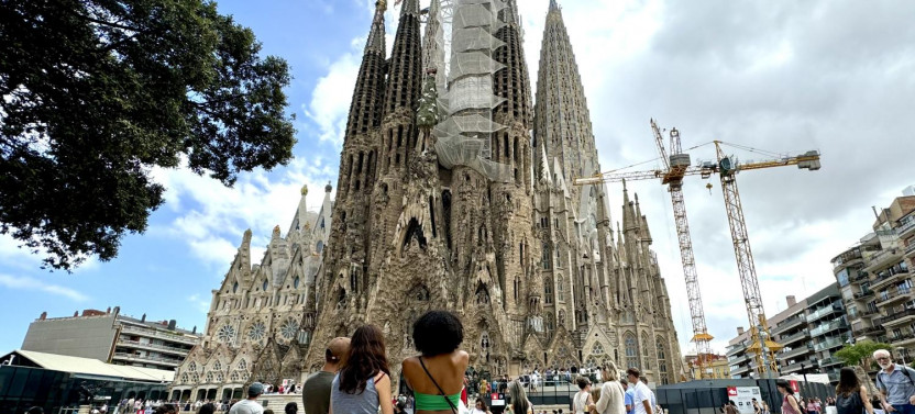 Small Group Walking Tour: Sagrada Familia, Casa Mila & Cava Tasting