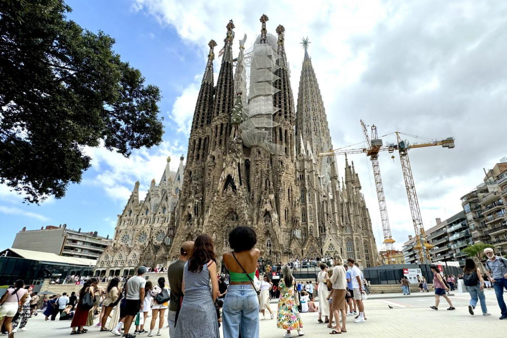 Small Group Walking Tour: Sagrada Familia, Pedrera & Cava 