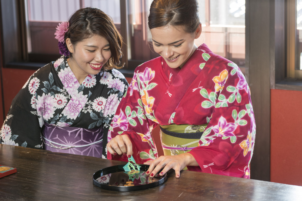 Gold Leaf Crafting Workshop in Higashi Chaya District Kanazawa