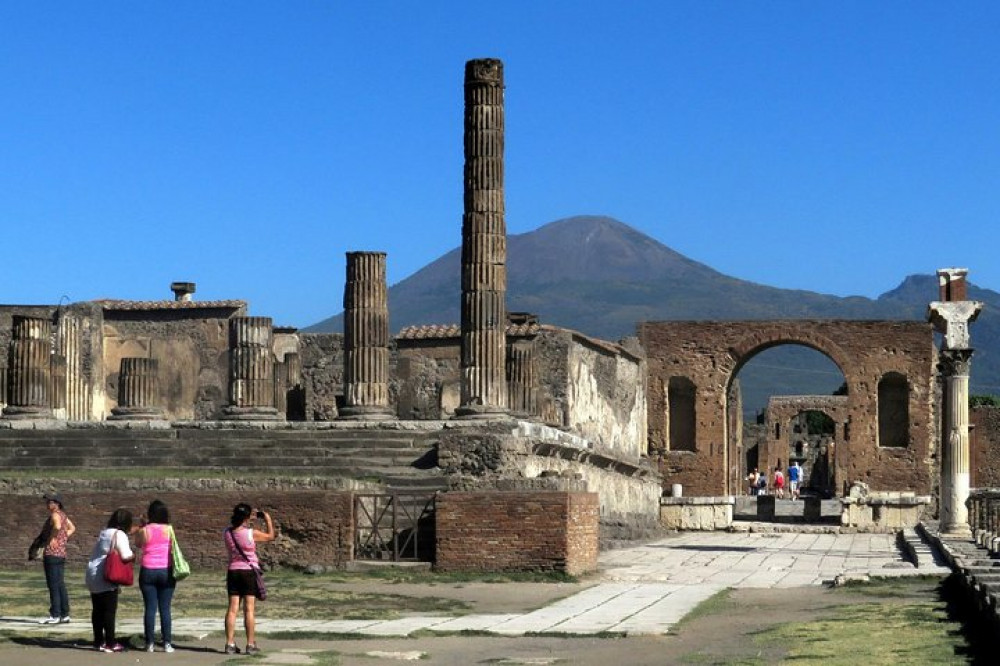 Naples - Pompeii & Mount Vesuvius Group Tour with Wine tasting - in French