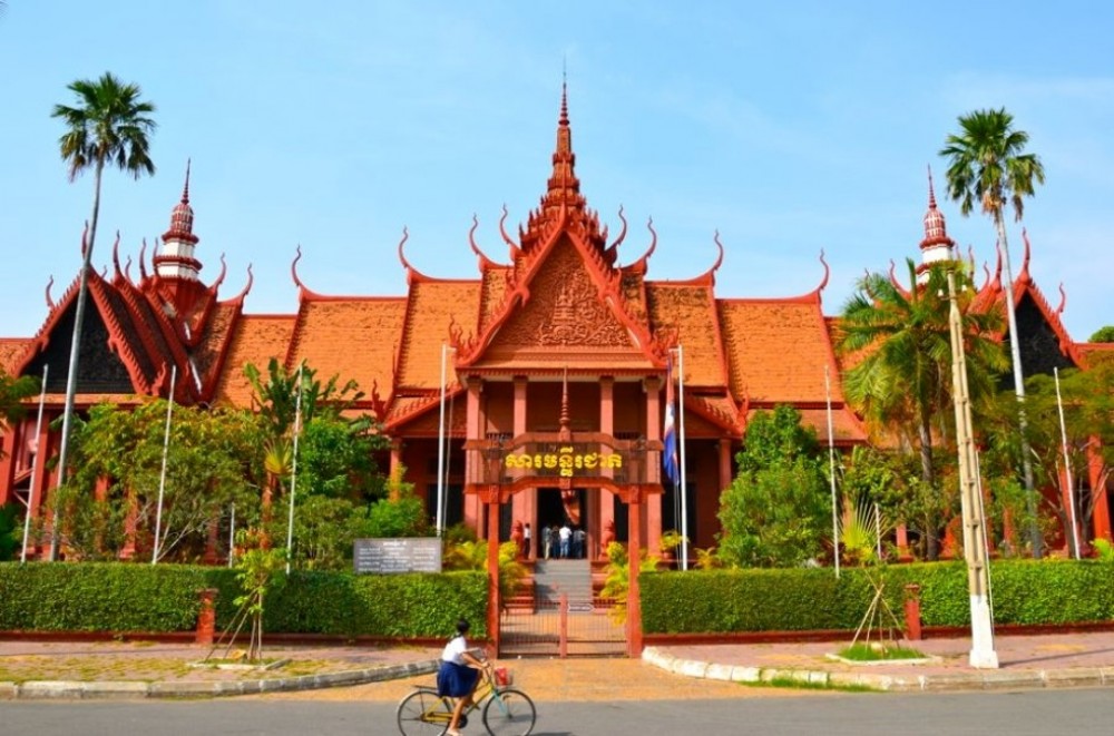 Private Phnom Penh National Museum and Royal Palace Tour