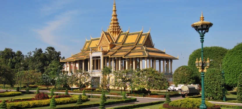Private Phnom Penh National Museum and Royal Palace Tour