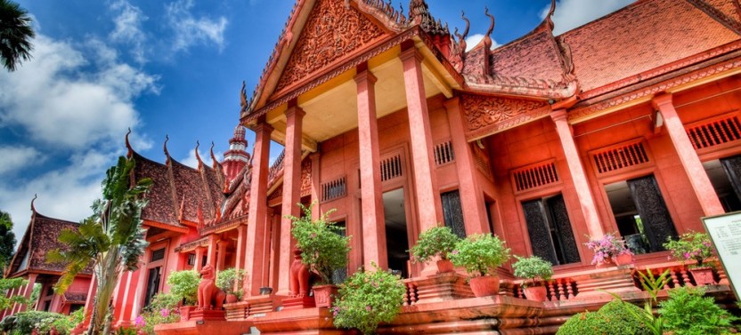 Private Phnom Penh National Museum and Royal Palace Tour