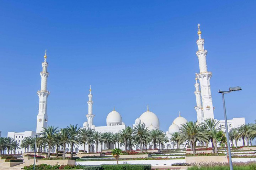 Private Abu Dhabi Highlights with Louvre Museum & Grand Mosque + 5* lunch