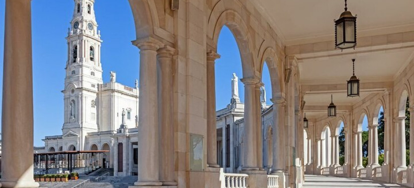Private Sintra, Pena Palace, Nazaré & Fátima Tour From Lisbon