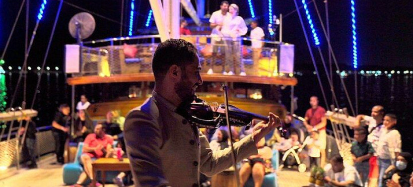 Red Sea Rendezvous: Dinner Cruise + Oriental Show & Seafood Feast