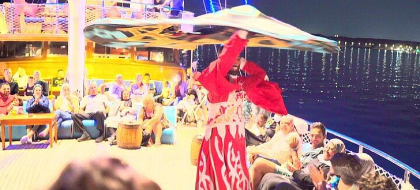 Red Sea Rendezvous: Dinner Cruise + Oriental Show & Seafood Feast