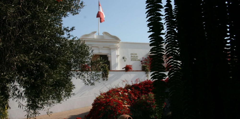 Larco Museum & Historic Center Tour with Pre-Inca Treasures in Lima
