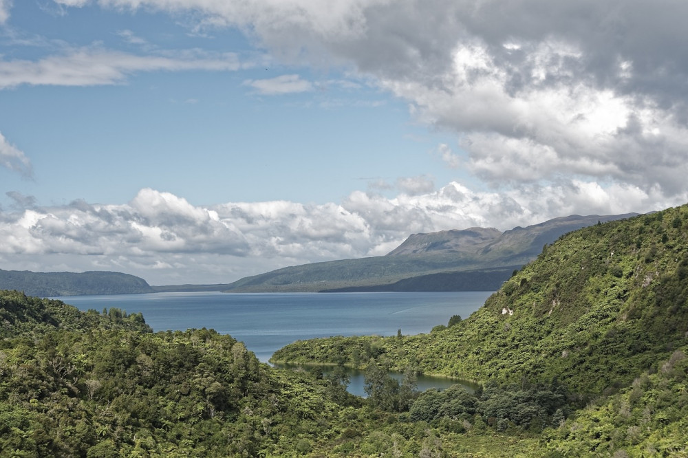 Overnight Rotorua: Lake Tarawera Geothermal Hot Pools Hiking Tour