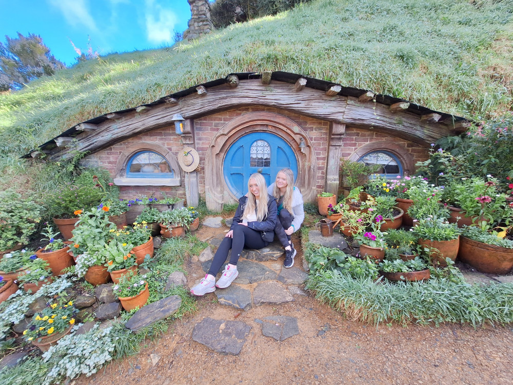 Hobbiton and Waitomo Glowworm Caves Day Tour from Auckland