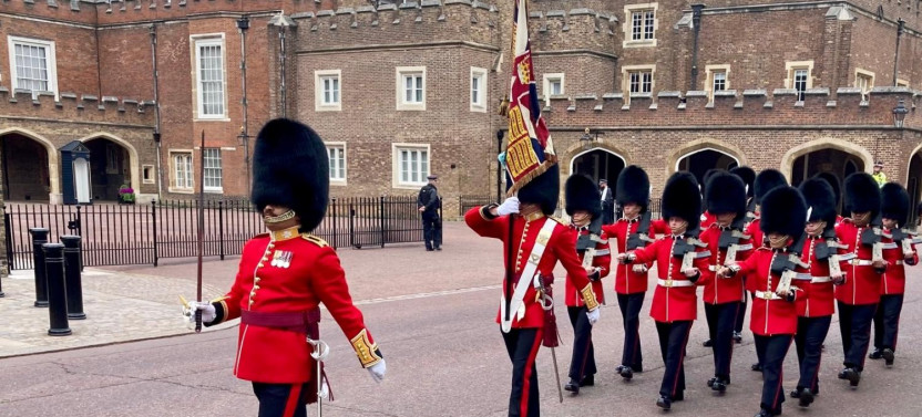 Small Group Changing of the Guard Walking Tour