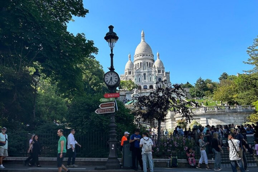 Montmartre Walking Tour with Sacré-Cœur Visit and Optional Wine Tasting