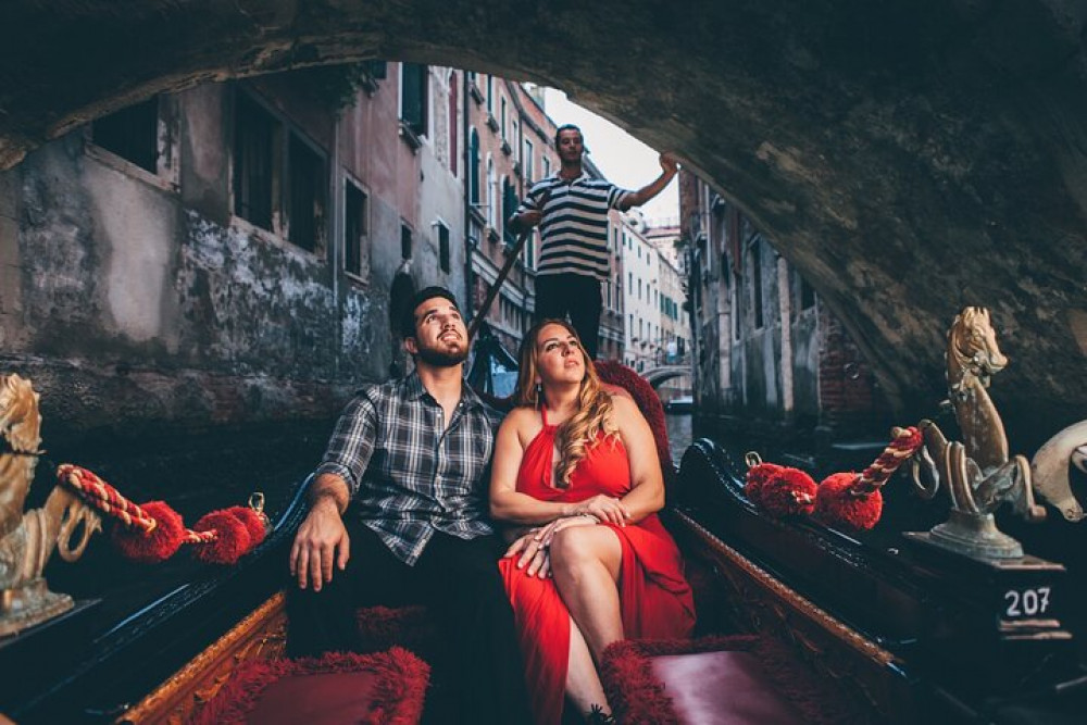 Private Gondola Ride with a Professional Photographer in Venice