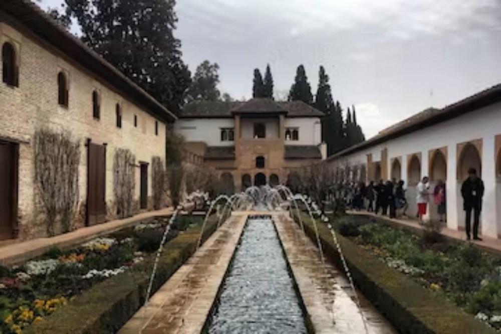 Alhambra Gardens: Generalife and Alcazaba Tour at 2pm