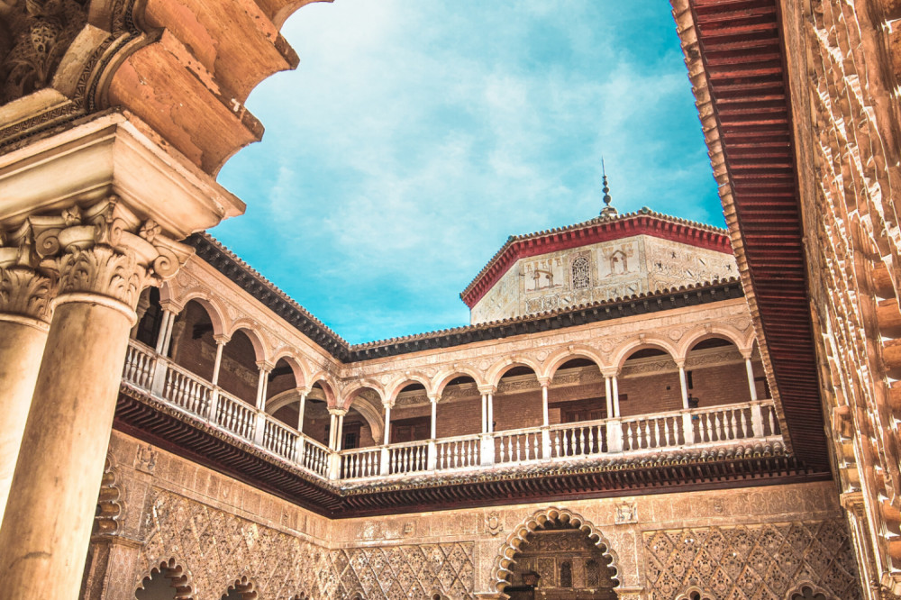 Seville: Alcazar Guided Tour with Priority Access at 10AM in Spanish