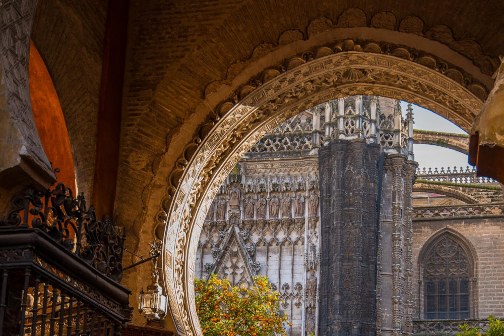 Cathedral, La Giralda & Real Alcazar of Seville Guided Tour in Spanish