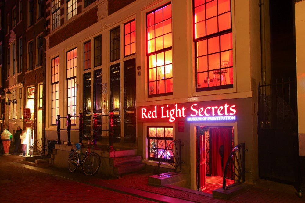 red light district free walking tour amsterdam