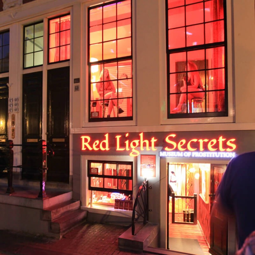 Secret light. Квартал красных фонарей в Амстердаме. Амстердам красный фонарь музей. Квартал красных фонарей Амстердам витрины. Красные витрины в Амстердаме.