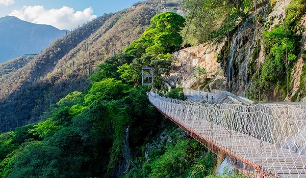 Natural Escape to Tolantongo Caves from CDMX: One-Day Guided Tour