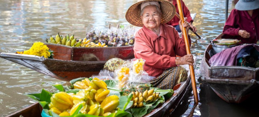 Bangkok Railway & Damnoen Saduak Floating Market Private Tour
