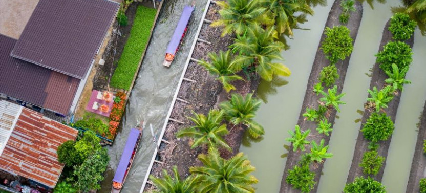 Bangkok Railway & Damnoen Saduak Floating Market Private Tour