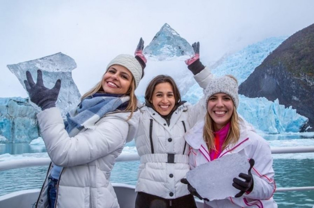 Perito Moreno on walkways with navigation