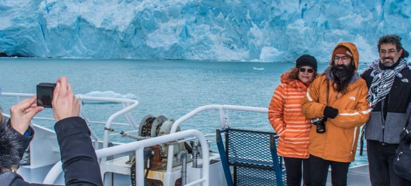 Perito Moreno on walkways with navigation