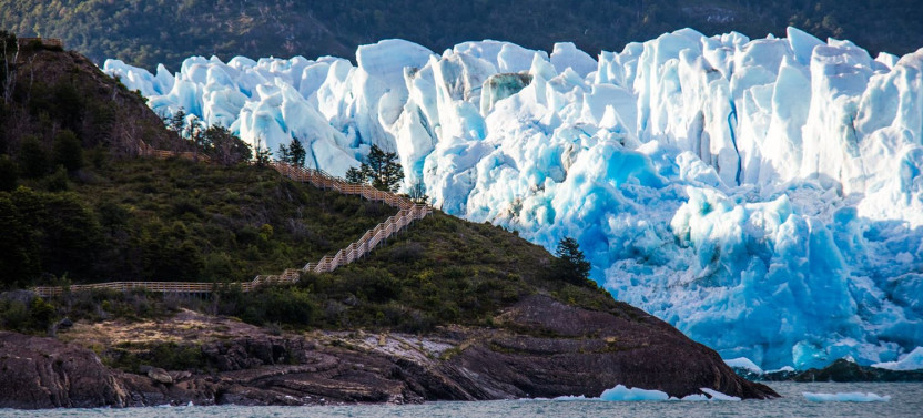Perito Moreno on walkways with navigation
