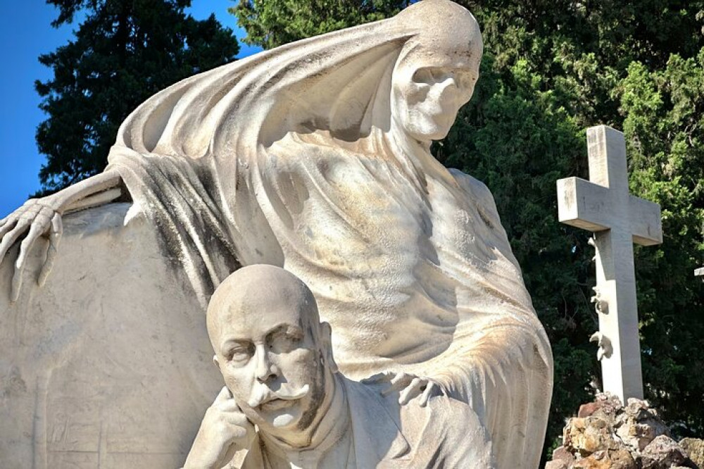 Cemetery Tour - Gothic Angels, Skeletons & Local History