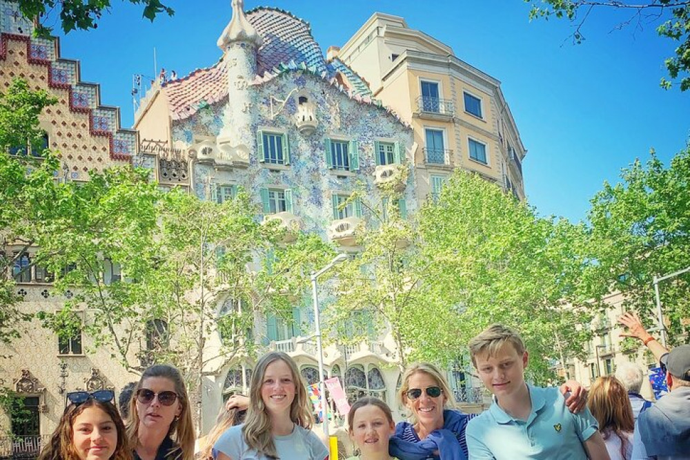 Walking Tour Ramblas, Old Town, Gothic & Gaudi Architecture (Group or Pvt)