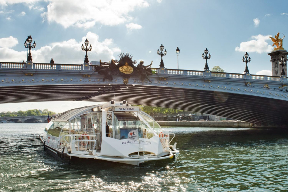 Paris: Batobus Hop-On Hop-Off Cruise & Audio Tour