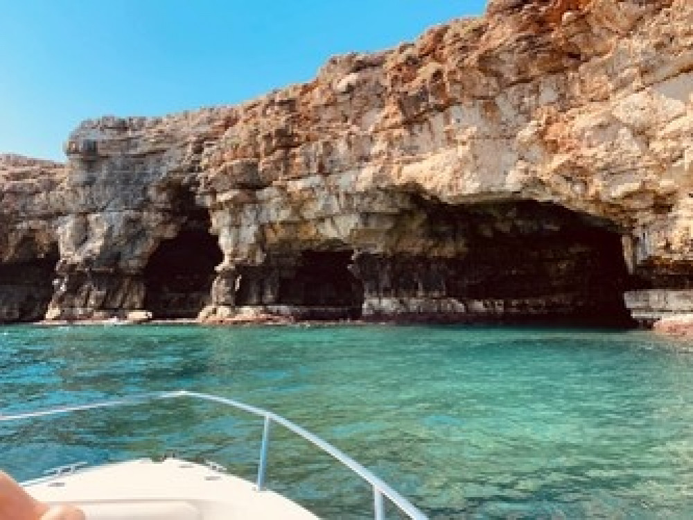 Boat tour of the Polignano a Mare Caves - with skipper (1.5 hr)