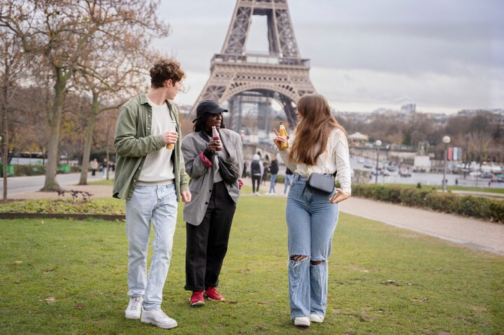 Eiffel Tower Walking Tour With Selfie And Photoshoot