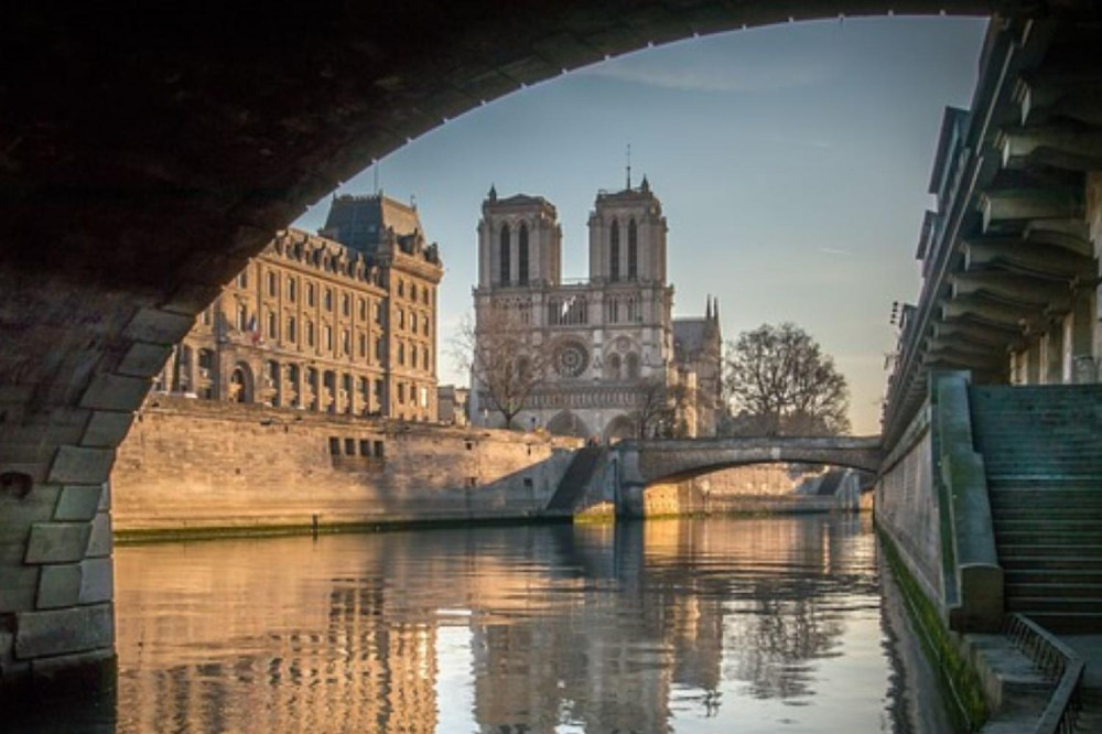 Exterior District Visit and Audioguide at Notre Dame