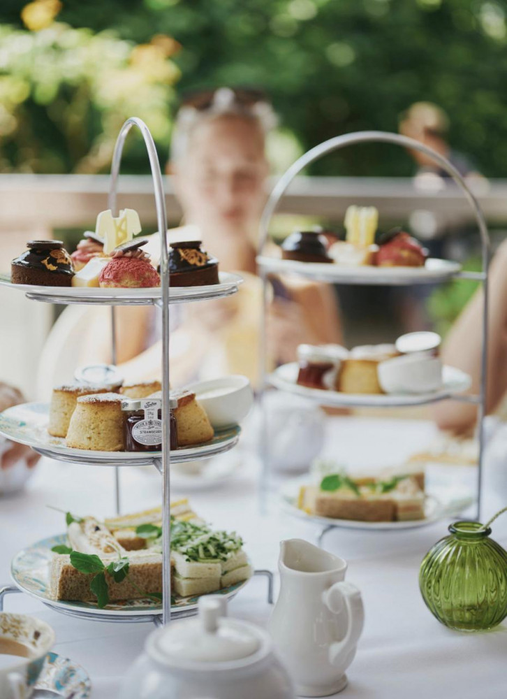 Royal Walk and Harrods Afternoon Tea with London local @ 4PM