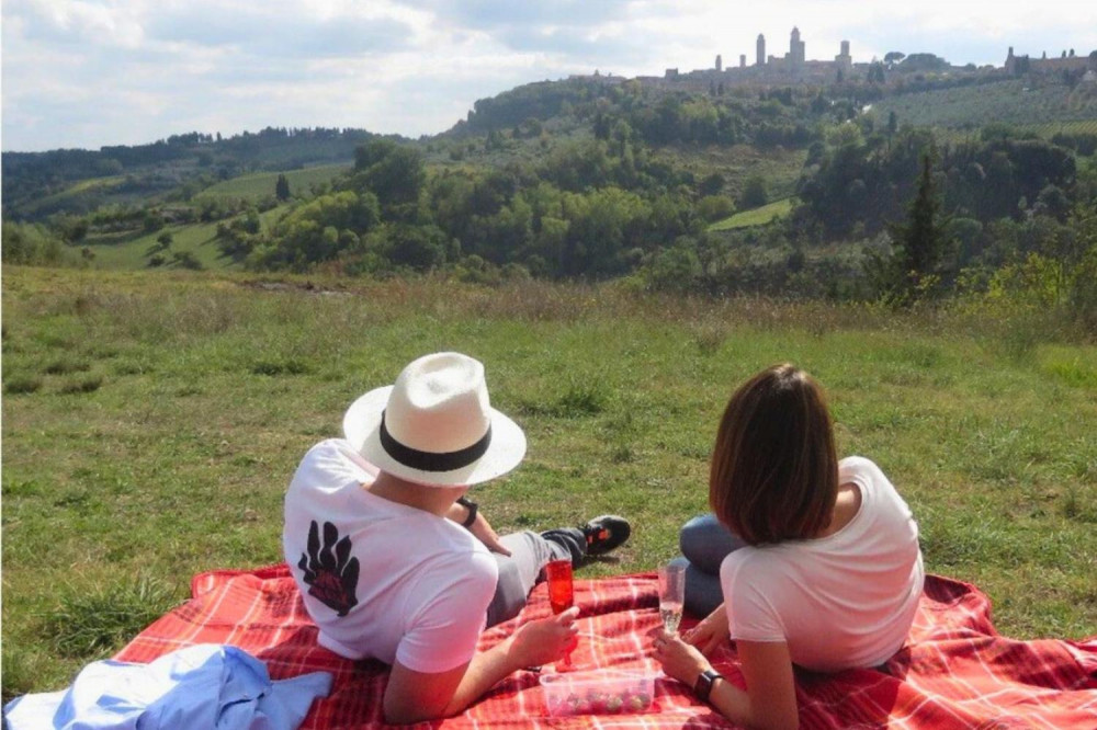 Tuscany for Two: Tuk Tuk Adventure & Scenic Picnic from San Gimignano