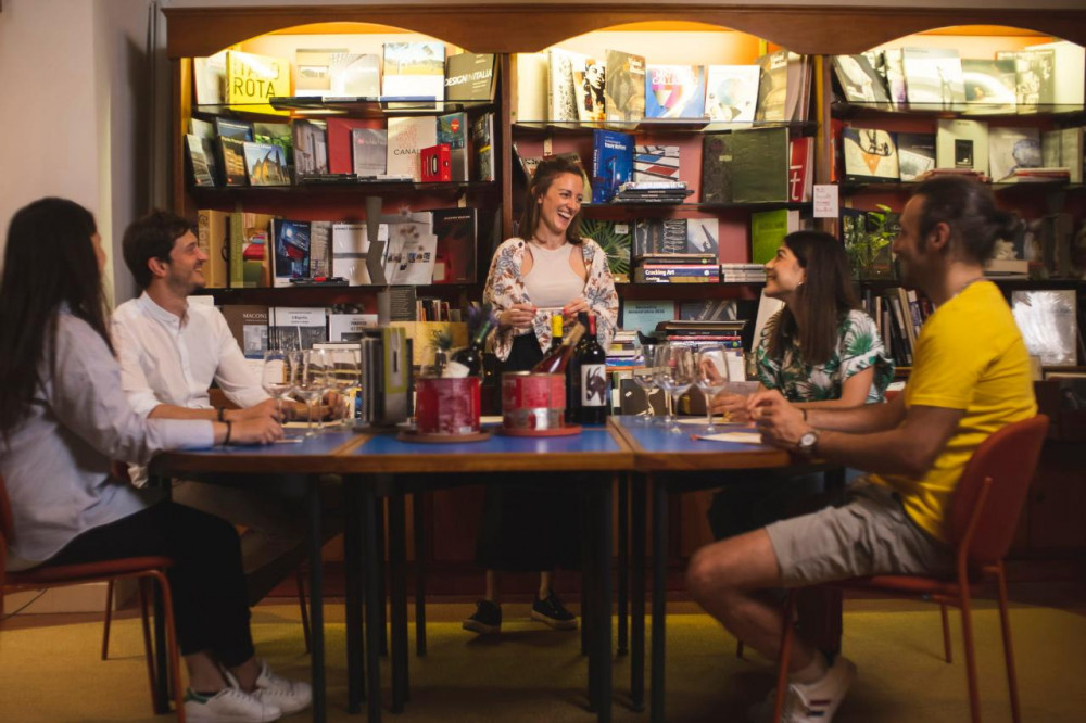 Natural wine & Veggy food pairing in a bookstore