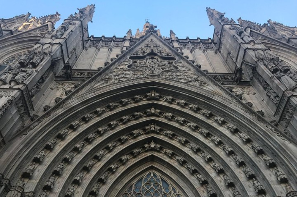 Barcelona Highlights Tour: Sagrada Família & Gothic Quarter Walk