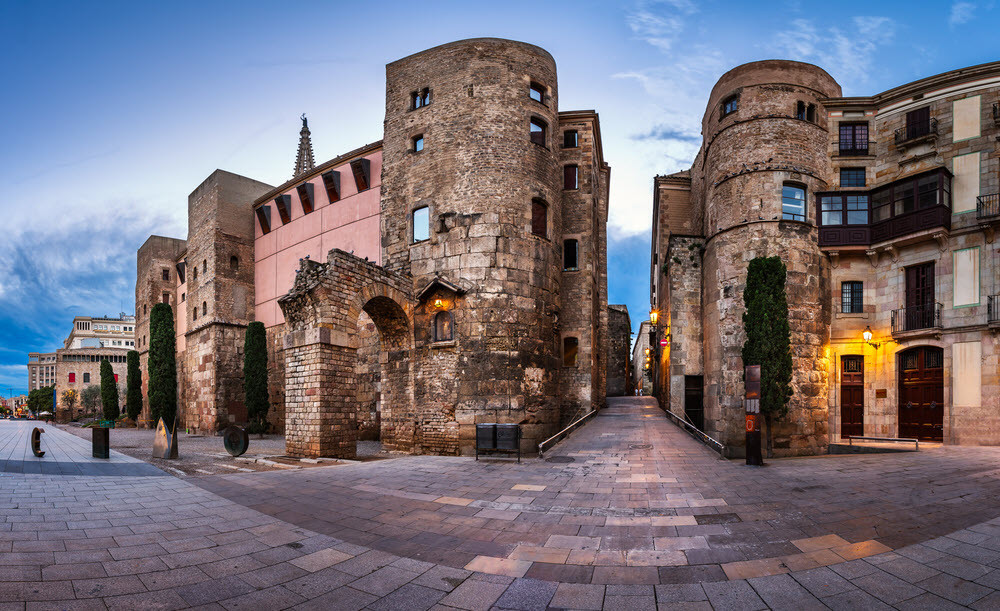 Private Barcelona Highlights Tour: Sagrada Família & Gothic Quarter Walk