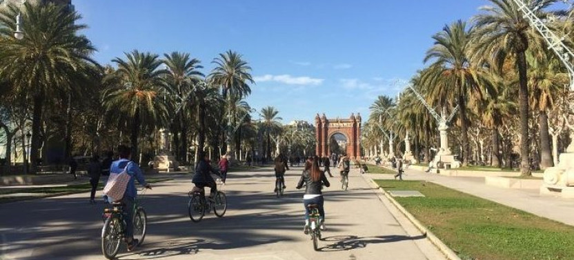 Barcelona Evening Private Bike Tour With Cava, photo 4 of 5