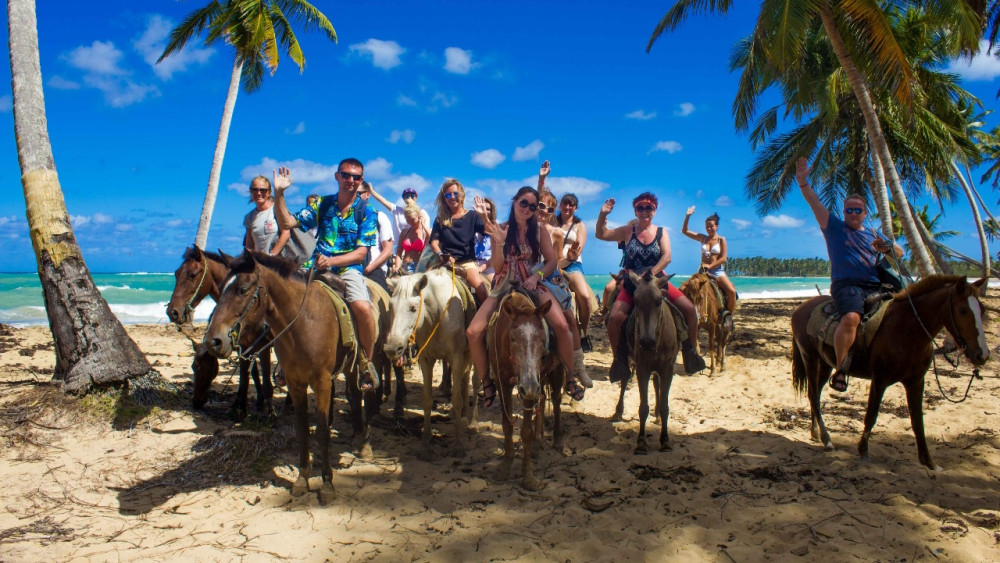 Montana Redonda Half Day Tour with Horseback Riding and Lunch