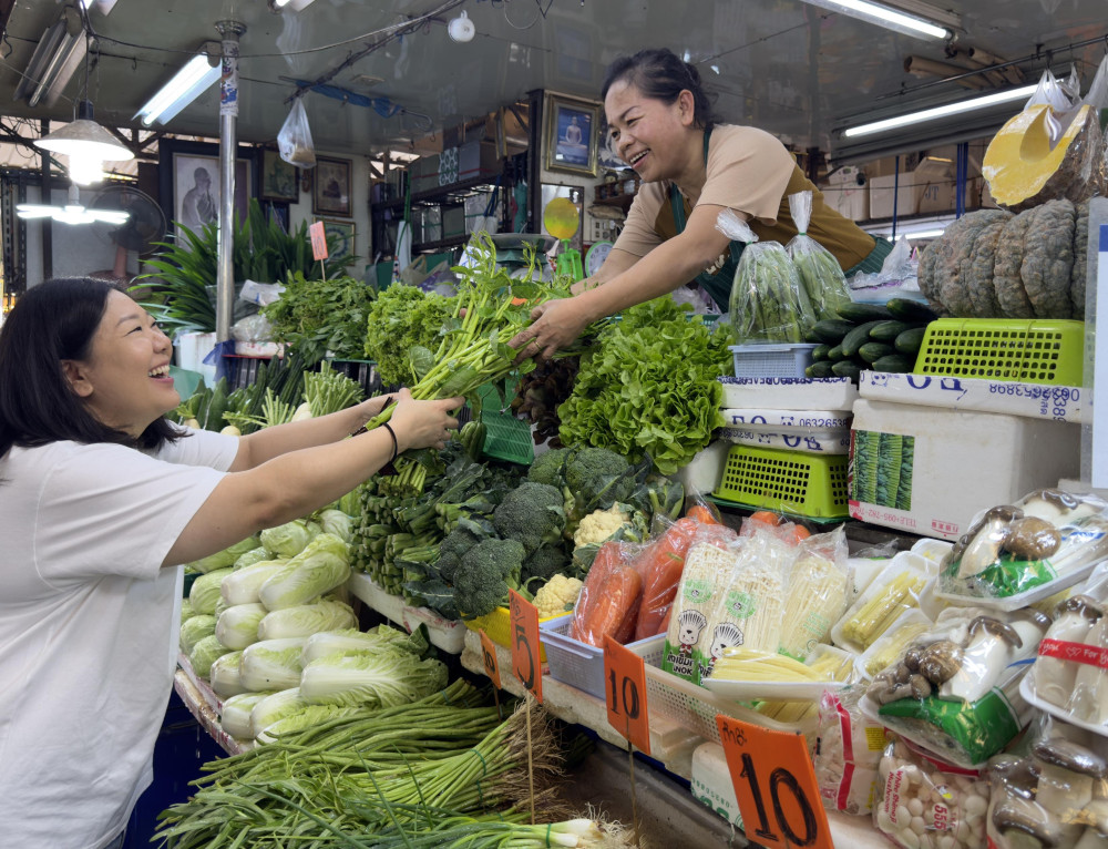 Authentic Thai Cooking Class in Bangkok with Apple & Family