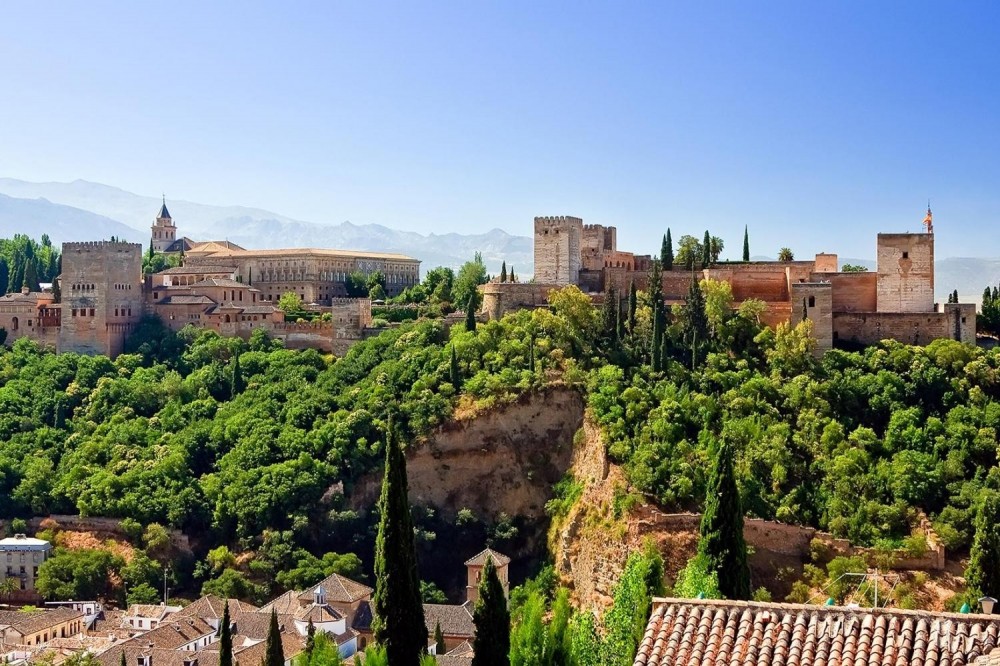 Albaizyn & Sacromonte Walking Tour including Hop-On Hop-Off Train Ticket