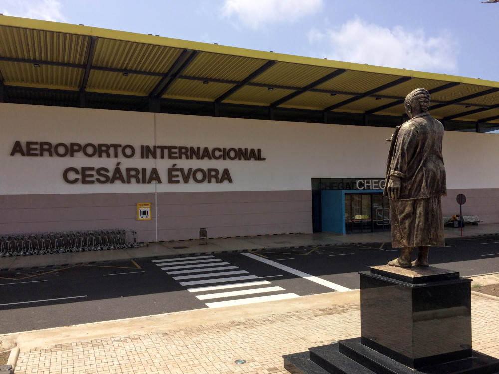 Roundtrip: Airport transfer Cesária Évora International Airport (VXE)