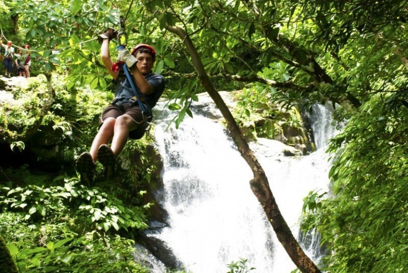 Puntarenas: 18-Zip-Line Adventure Over 11 Waterfalls