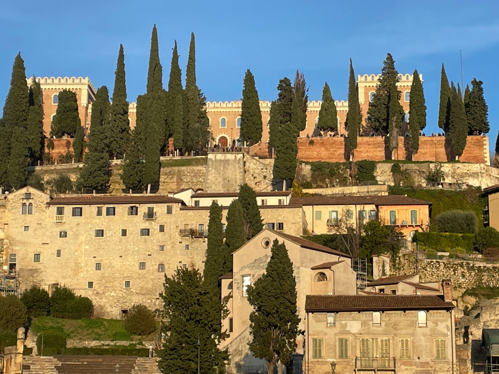 Verona: Arena Tickets and Small Group Walking Tour with Cable Car