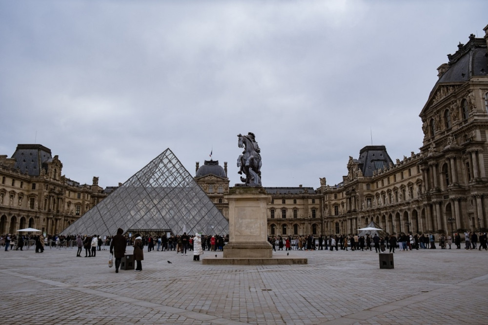 Paris: Masterpieces of the Louvre Tour with Pre-Reserved Tickets